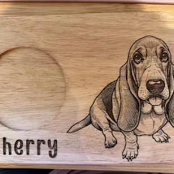 Wooden board engraved with a dog portrait