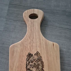 Small wooden serving board engraved with a dog portrait